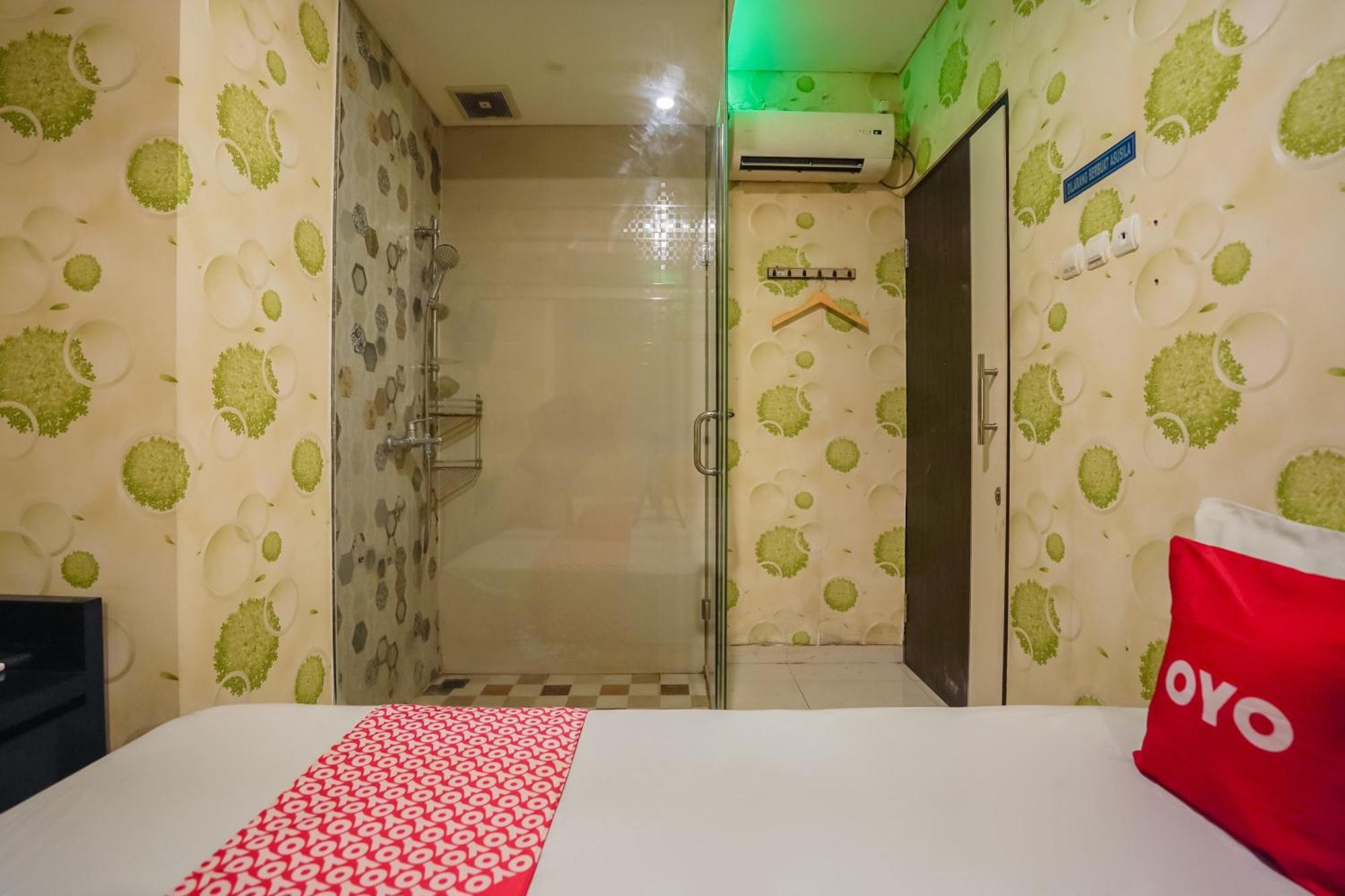 Super Oyo Capital O 92633 Spring Hotel Gubeng Surabaya Exterior foto
